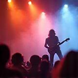 Artist som spiller gitar på scene